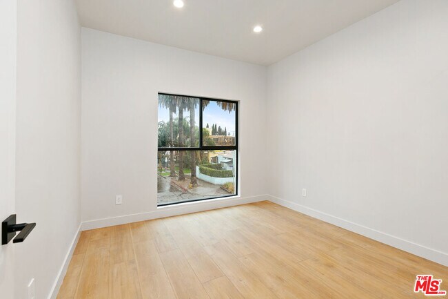 Building Photo - 7229 Willoughby Ave