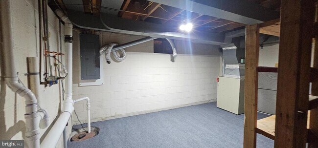 Building Photo - 222 E Whitlock Ave