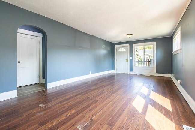 Building Photo - Spacious 2 bedroom/1 bathroom House in Cou...