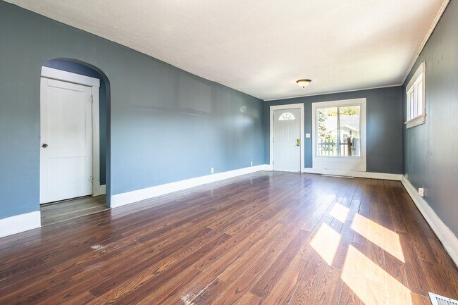 Building Photo - Spacious 2 bedroom/1 bathroom House in Council Bluffs, IA