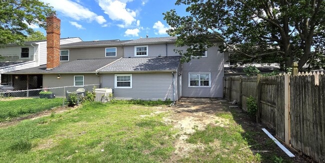 Building Photo - "Charming 3-Bedroom Townhouse: Your Ideal ...