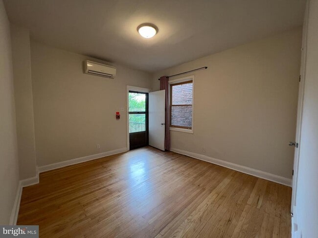 Building Photo - 2038 Locust St