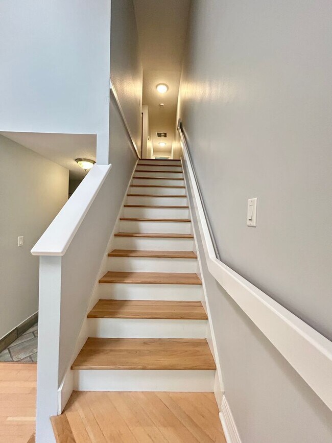 Building Photo - Gorgeous 3 Bed/3 Bath in Tranquil Gated Co...