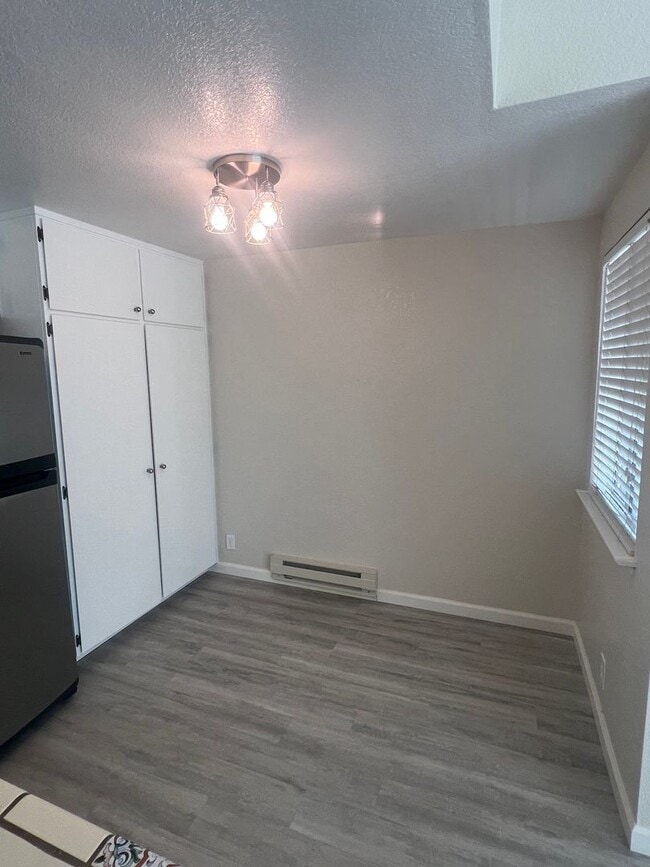 Building Photo - Extremely Well Maintained Upstairs 1/1 Condo Near Light Rail Now Available!