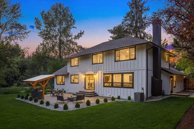 Building Photo - 4Bd/2.5Ba Bellevue House