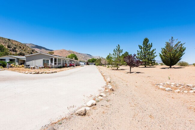 Building Photo - Cozy Upgraded Home w/ Panoramic Mountain V...