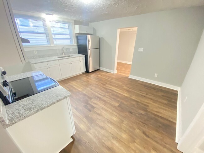 Building Photo - Fully Remodeled 2022 2bd/1ba House close to Dowtown and Hwy 70