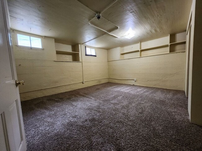 Building Photo - Victorian Home Downtown – Available NOW, 6 Month Leases Available! MOVE-IN SPECIAL