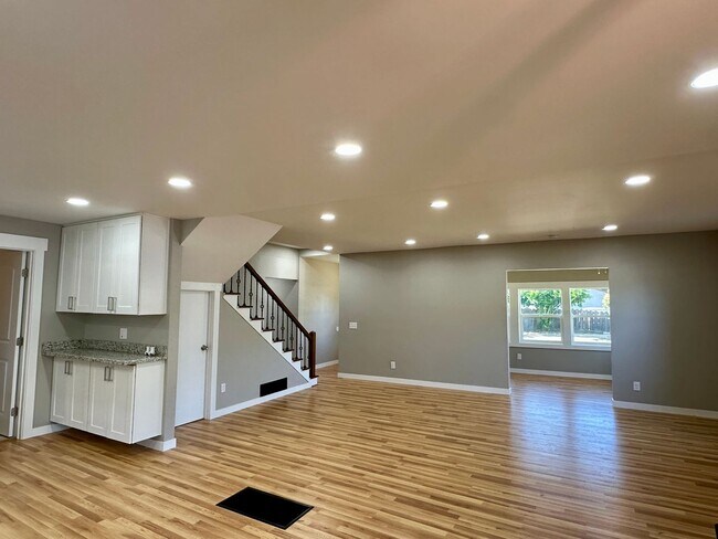 Building Photo - Beautiful 3 bedroom 3 bath Two Story House
