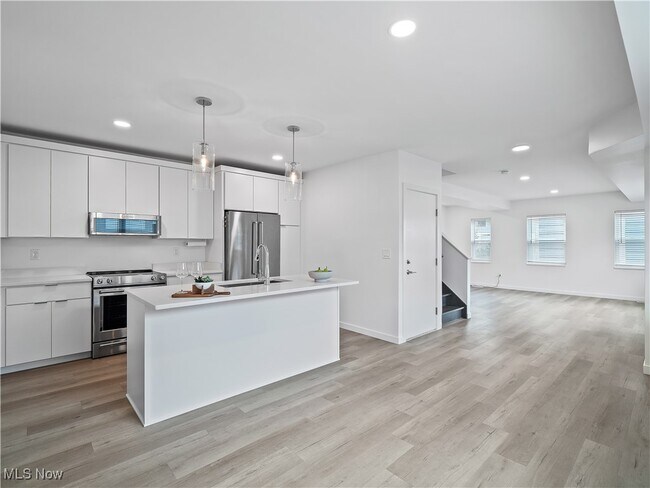 Building Photo - 2362 W 6th St