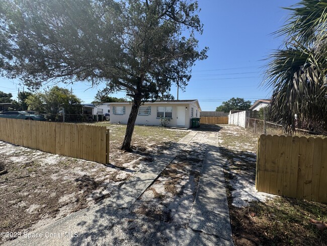 Building Photo - 2415 Sadler Ln