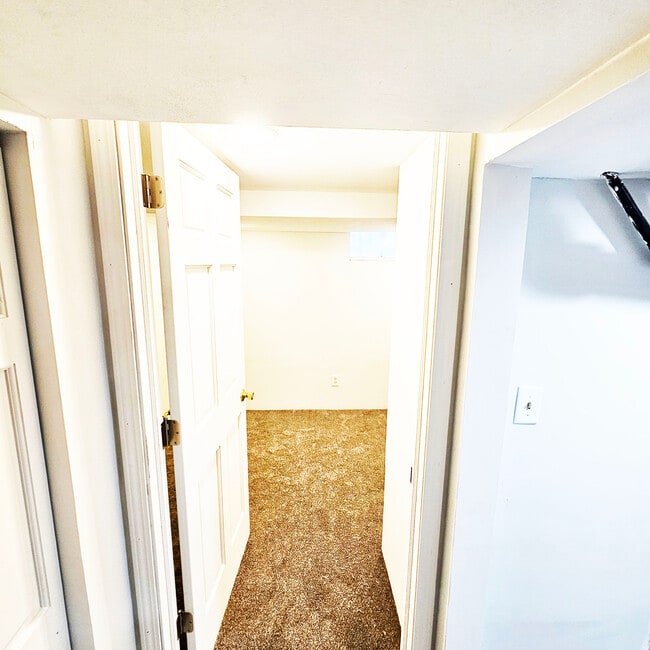 Building Photo - 655 S 7th Ave