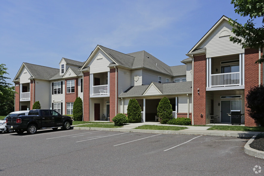 Lakeside - Plenty of parking available - Fox Ridge/ Fox Ridge at Lakeside Apartments