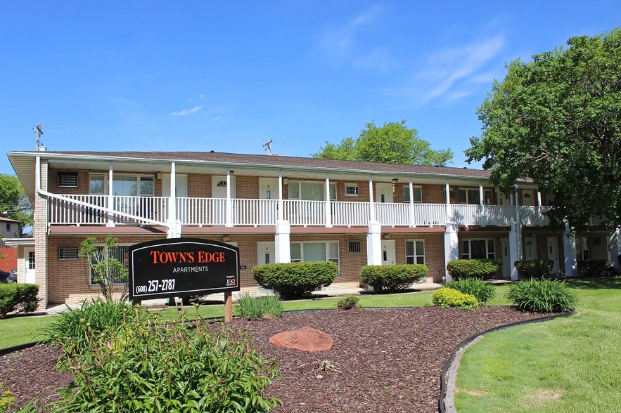Primary Photo - Town's Edge Apartments