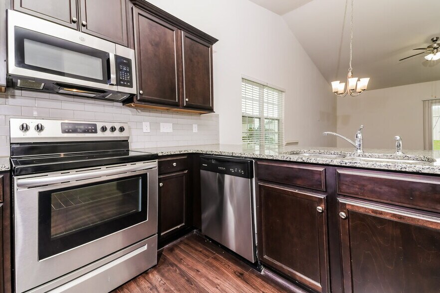 Building Photo - 78 N Great White Way