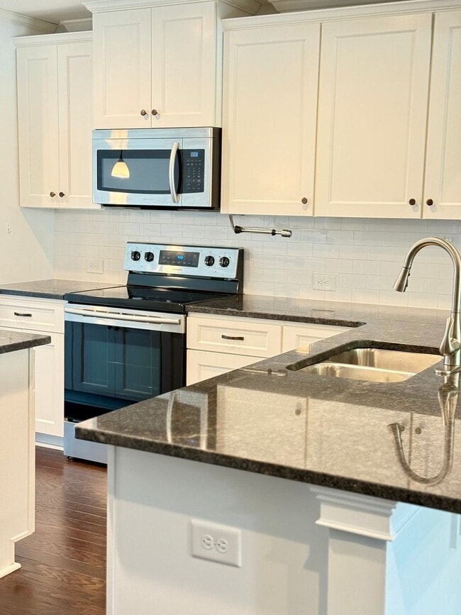 Building Photo - Beautiful Home in The Estates Neighborhood!