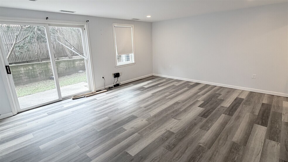 Building Photo - 2 Glenbrook Ln
