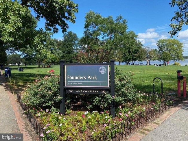 Building Photo - 420 Cook St