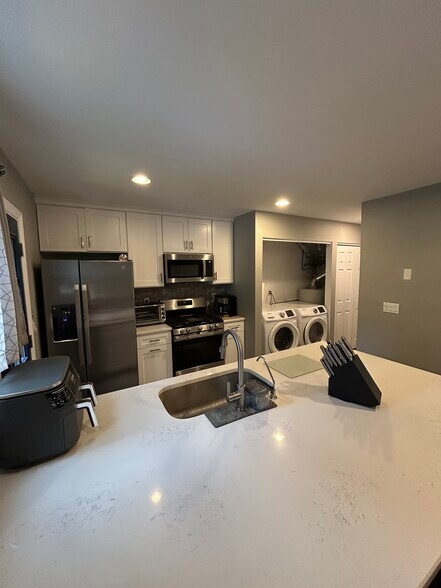 Building Photo - 448 Saint Giles Ct