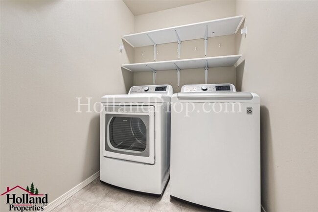 Building Photo - Spacious Townhome with A/C, Gas Fireplace & Water/Sewer Included!