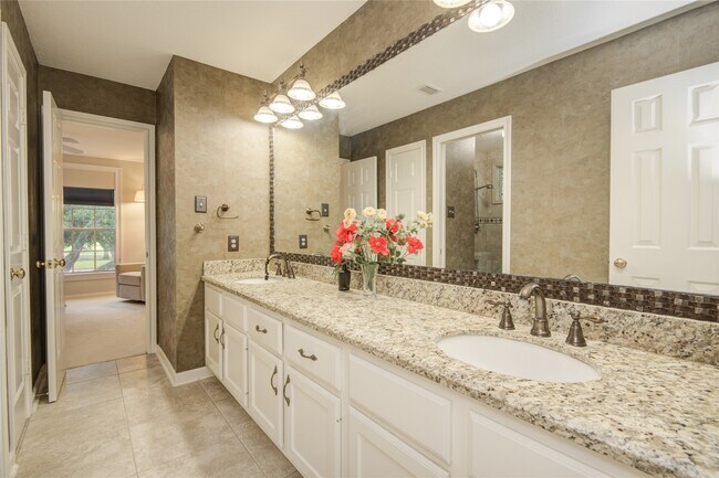 Building Photo - 3902 Lyndhurst Pl