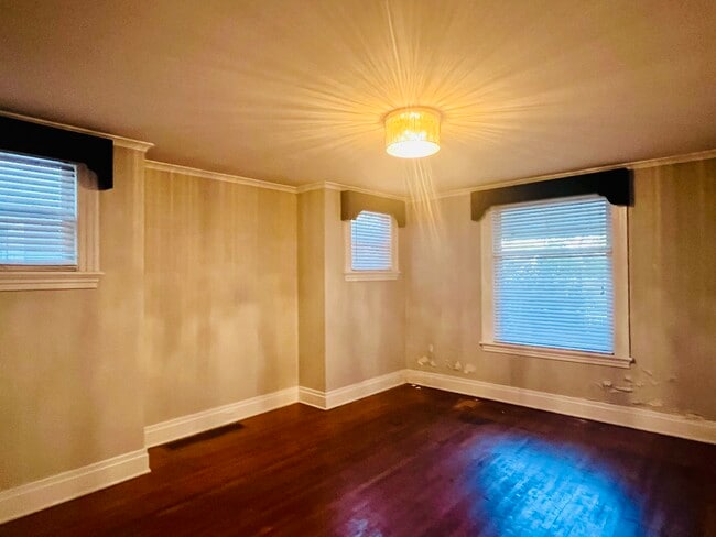 Bedroom - 115 E Monroe St