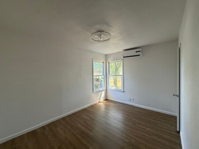 Building Photo - 1701 Islla Dr
