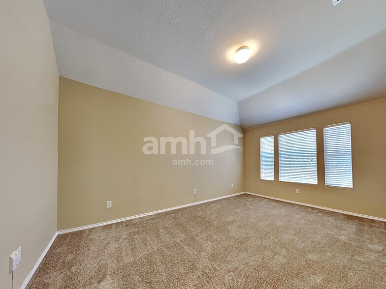Building Photo - 704 Rolling Hills Ln
