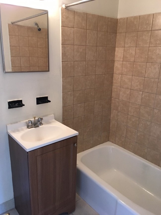 Bathroom - Berlin Line Apartments