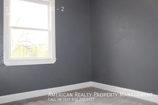 Building Photo - 1350 Sigsbee St SE