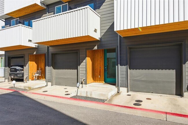 Building Photo - 814 N Bluff Dr