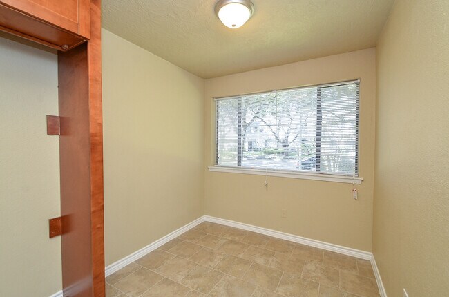 Building Photo - 3 BEDROOM TOWNHOME FOR LEASE IN LANGHAM CREEK