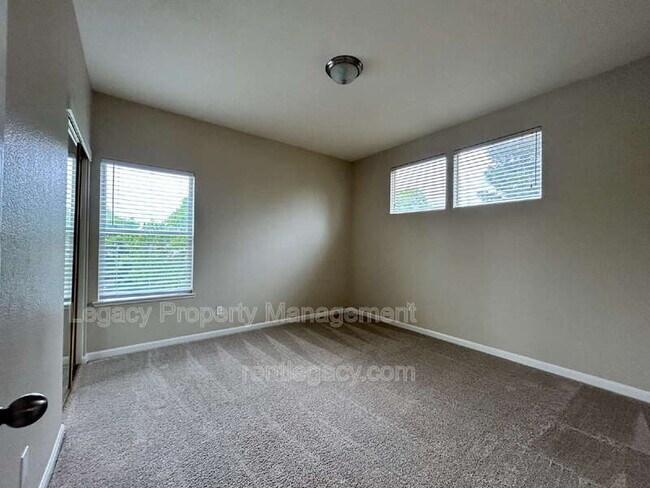 Building Photo - 523 Cascade Dr