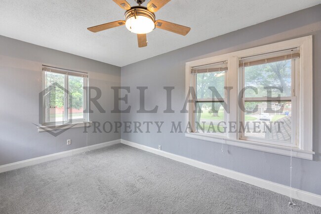 Building Photo - 9306 W Maple St