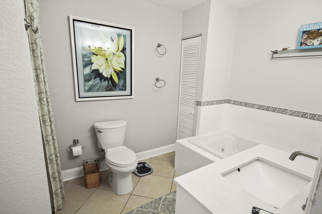 Building Photo - 9145 Beverly Ct