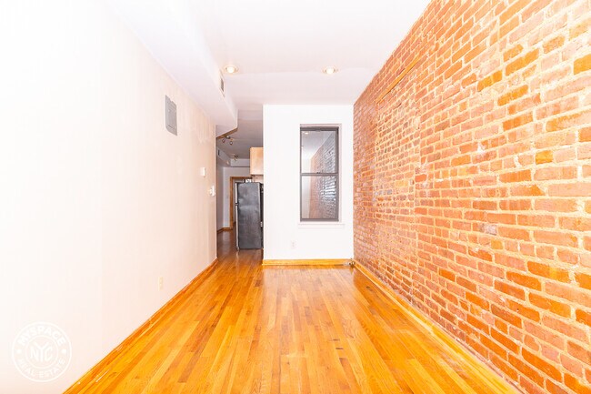 Primary Photo - 399 Suydam St