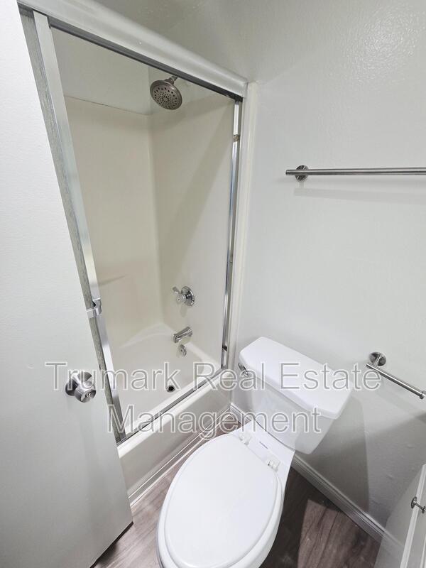 Building Photo - 553 E Orange Grove Ave