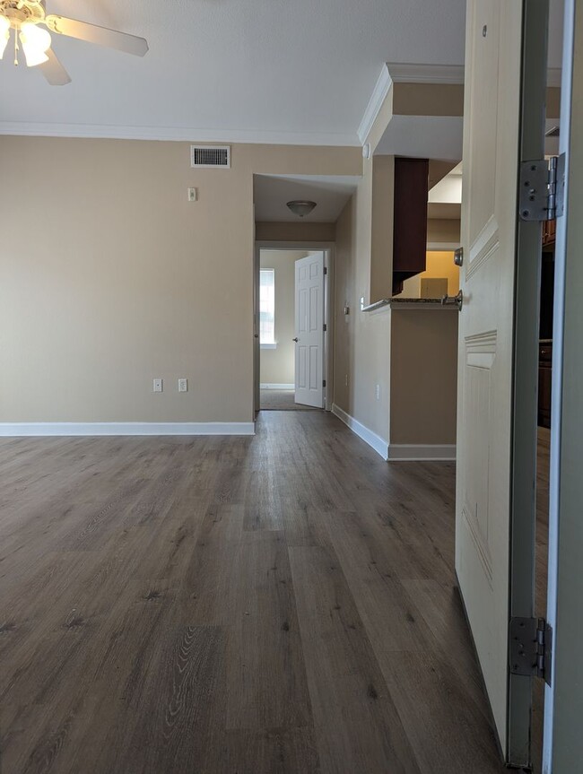 Building Photo - New Luxury 1B/1B Apartment in FWB in Prist...