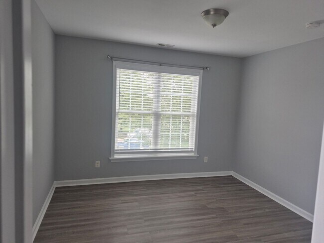 Building Photo - 3 Bedrooms, 2.5 Bathrooms Single Family Home