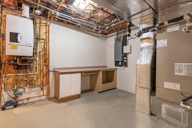 Building Photo - 2 Rockingham Ct