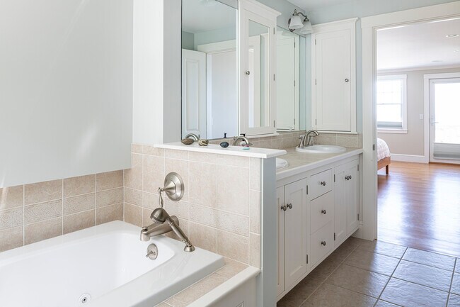 Building Photo - 2 Oak Knoll Rd