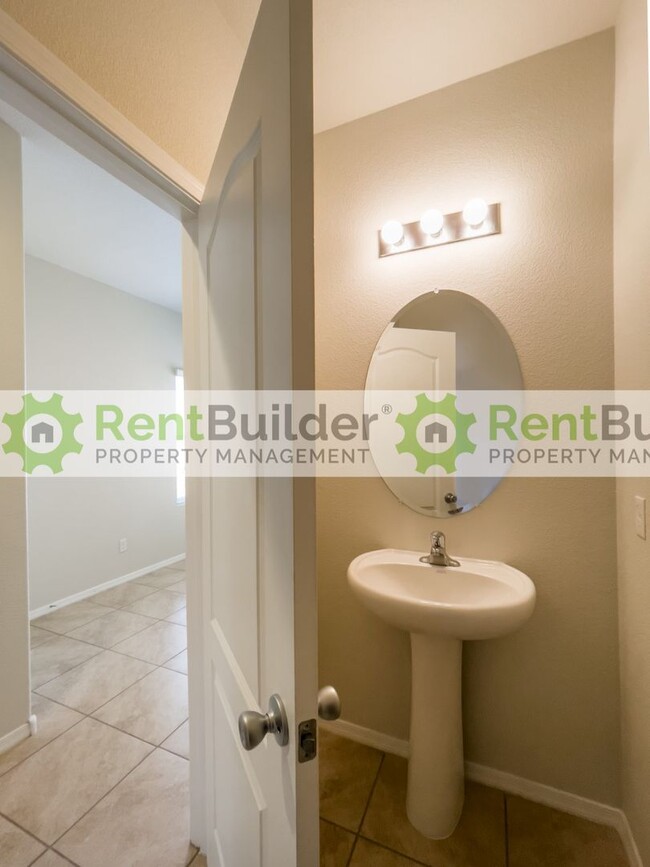 Building Photo - $200 off your first full month's rent with...