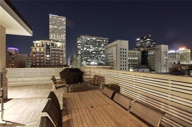 Building Photo - 731 St Charles Ave