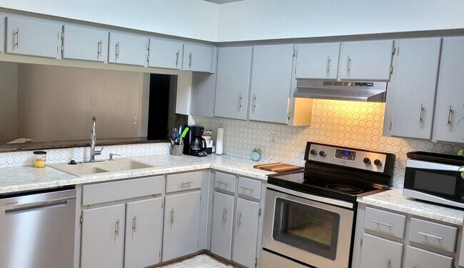 Building Photo - 3/2 with fenced in yard!