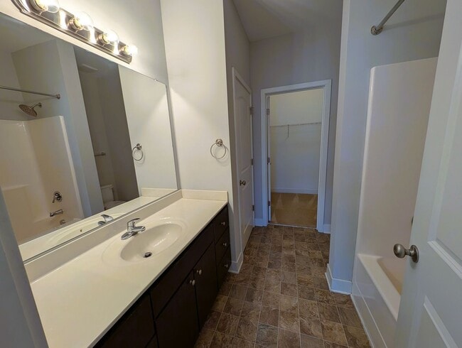 Building Photo - Beautiful, 3 bed, 2 bath Townhome Located ...