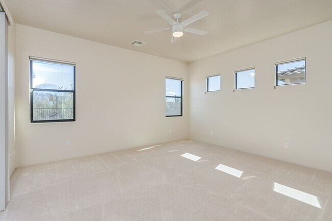 Building Photo - Rare find for this 4 bedroom/3 bath, exqui...