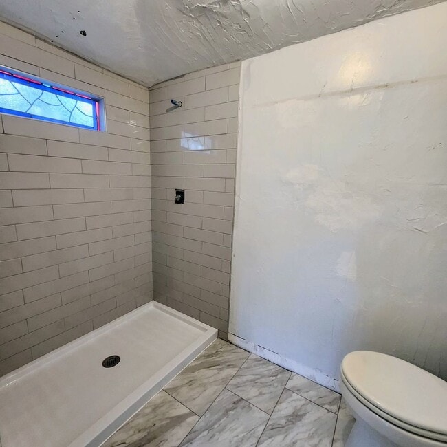 Building Photo - Single Family Home Close to UF!