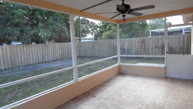 Building Photo - 3BED/2BATH house with Large fenced backyard and split floorplan!