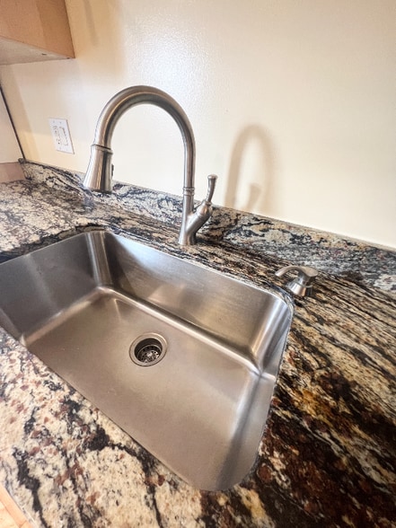 Building Photo - 13 Messenger St