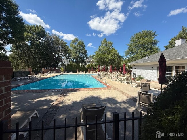 Building Photo - 425 Northam Dr